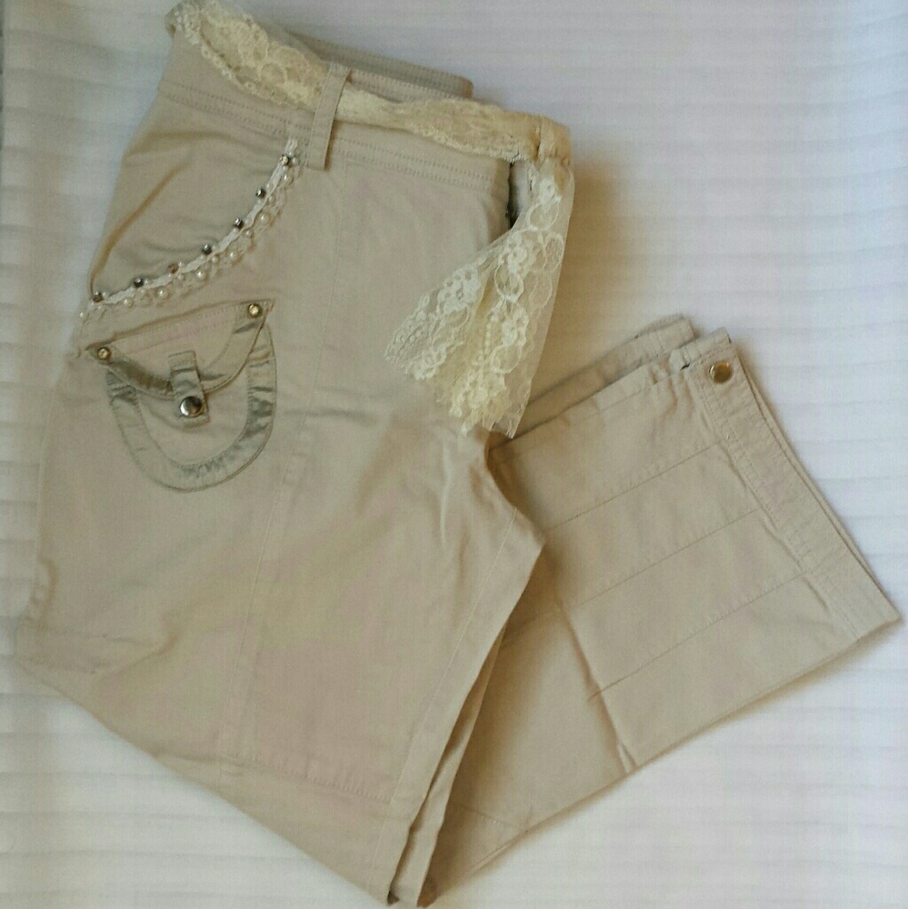 Woman's Capris Pant by Cache