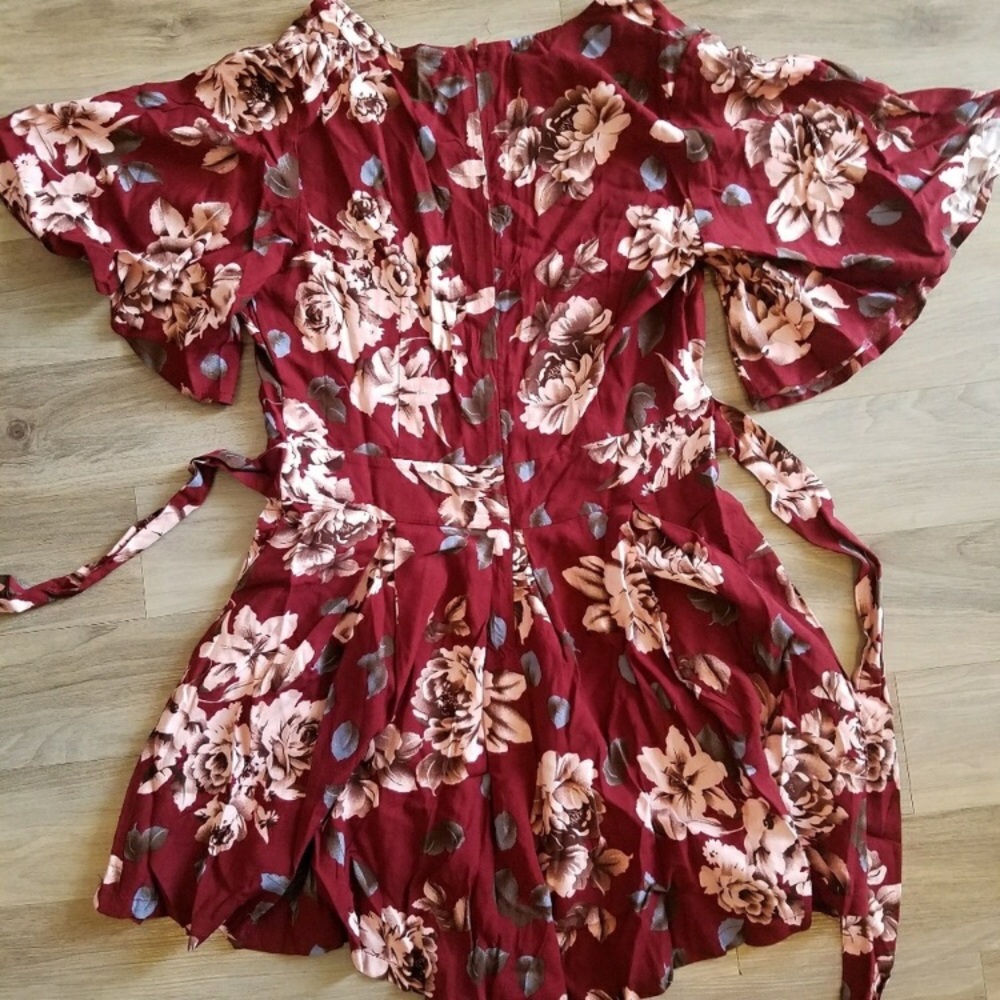 🎉HP🎉Red V Neck Floral Romper - Picture 3 of 8
