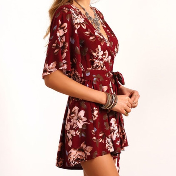 🎉HP🎉Red V Neck Floral Romper - Picture 5 of 8