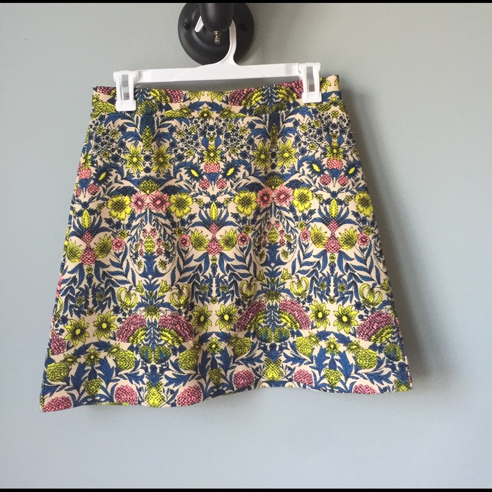 Patterned, above the knee skirt. Size Small h&m