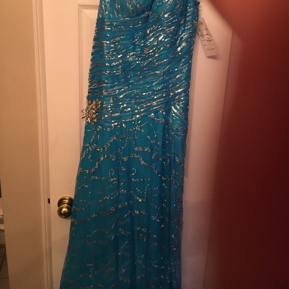 Formal gown - Picture 2 of 4