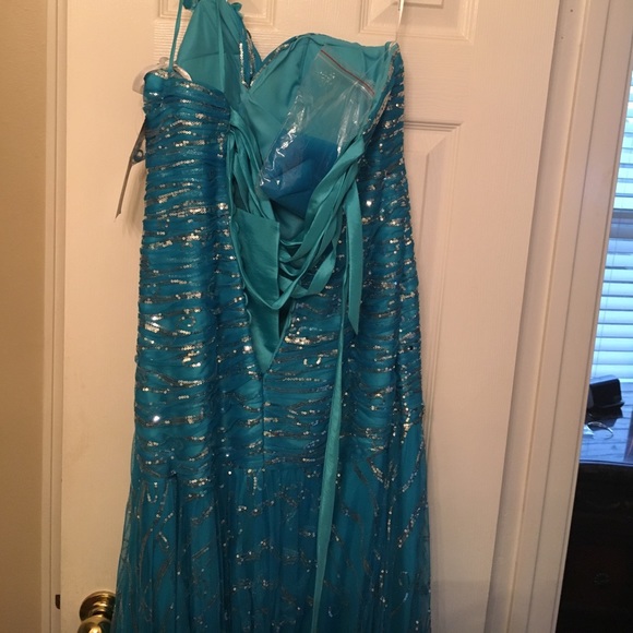 Formal gown - Picture 3 of 4