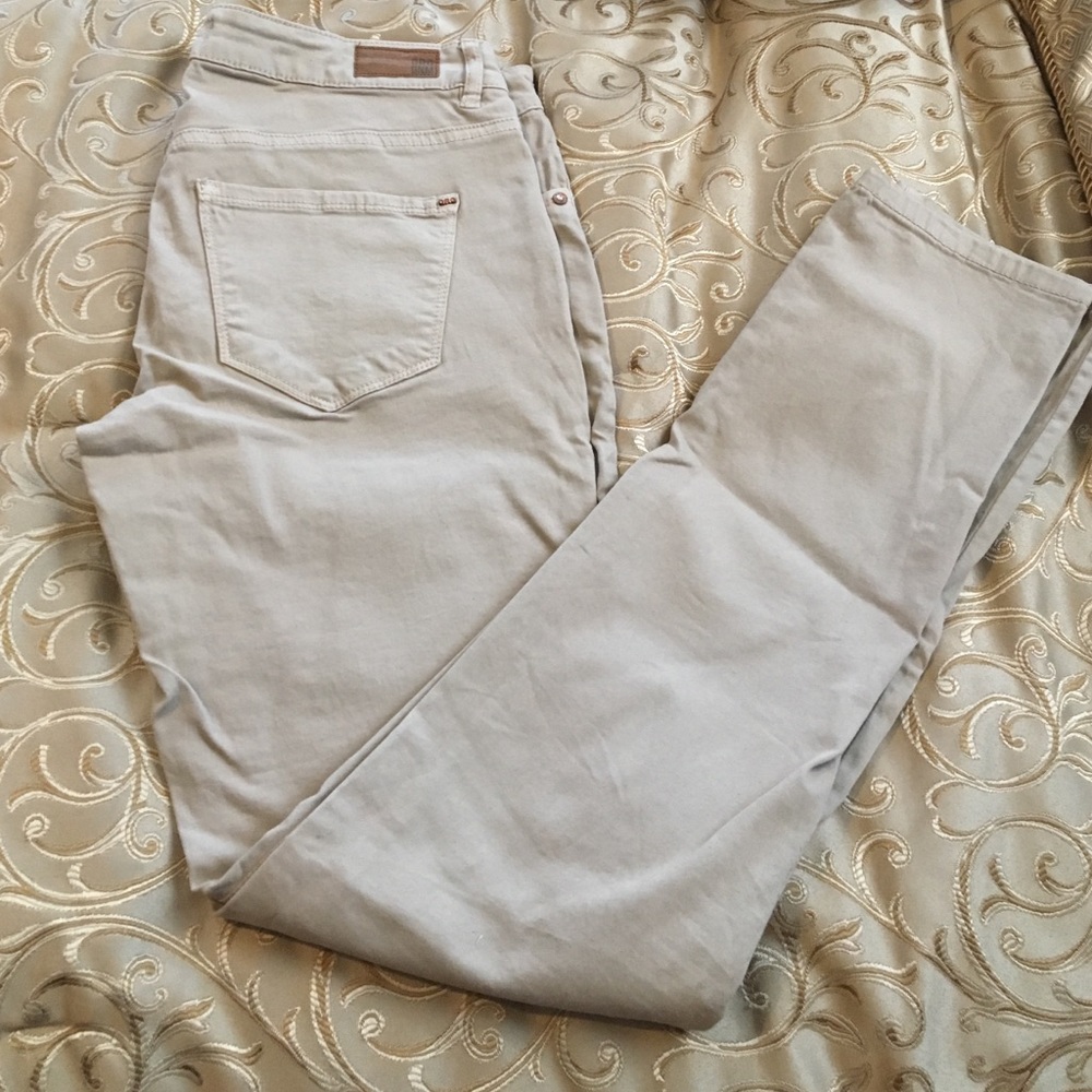 Beige jegging.