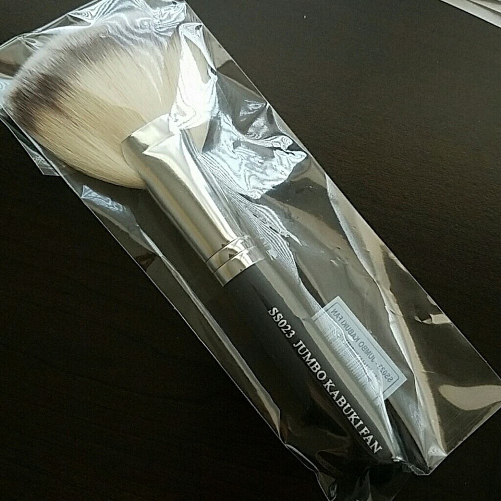 Crown fan brush