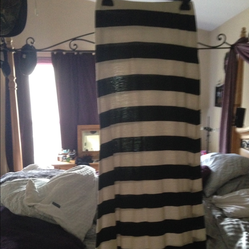 Billabong maxi skirt in b/w horizontal stripes