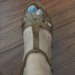Guess sandals tan color 6.5-7