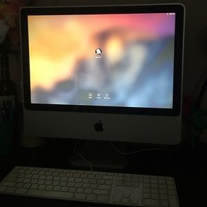 2007 iMac with keyboard