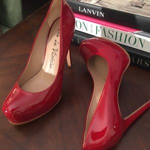 Pour La Victoire Red Patent Leather Pumps 👠