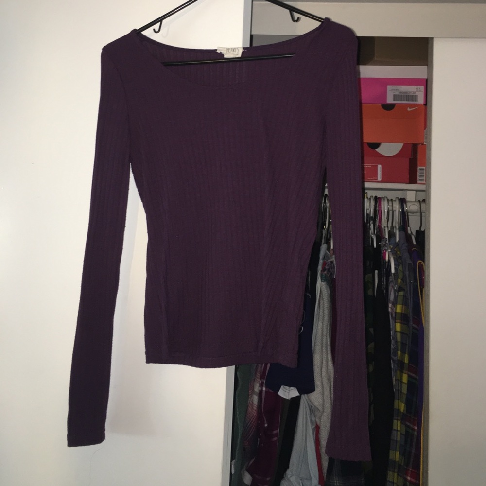 Long sleeve purple top w/ stretchy soft material