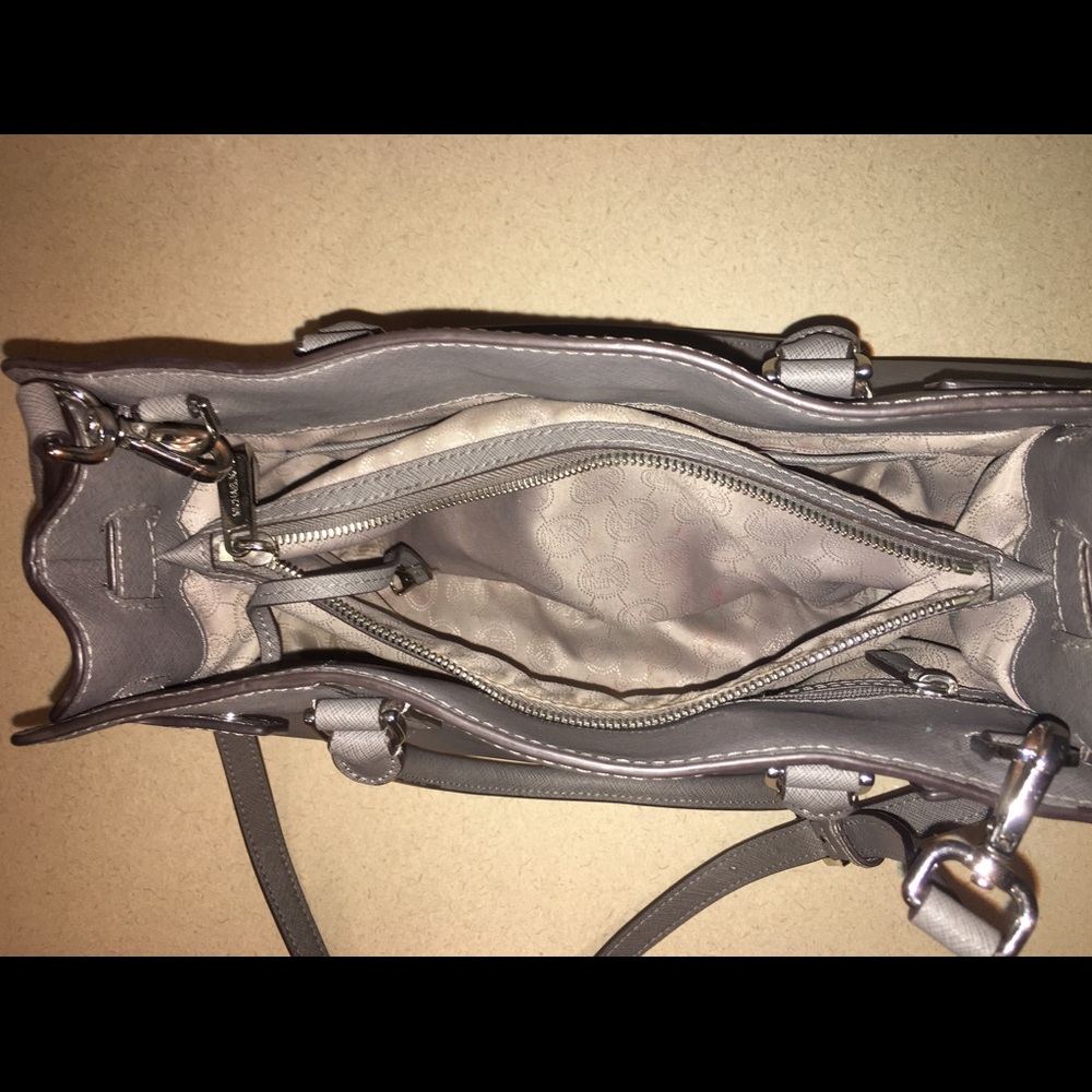 Michael Kors Dillon Bag - Picture 3 of 4