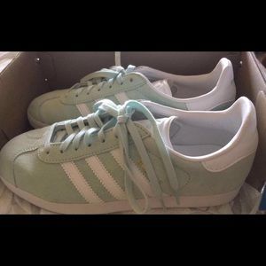 Adidas suede Gazelle Sneakers!