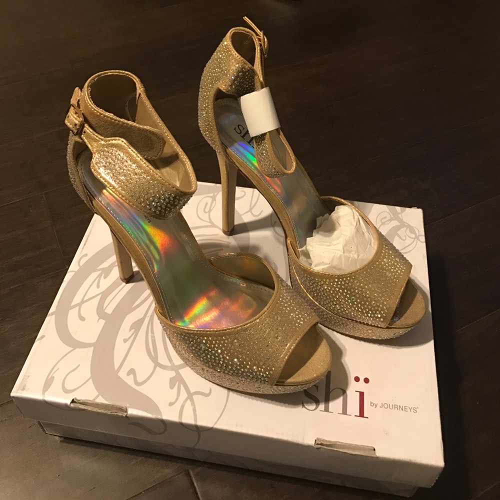 Gold pumps size 10