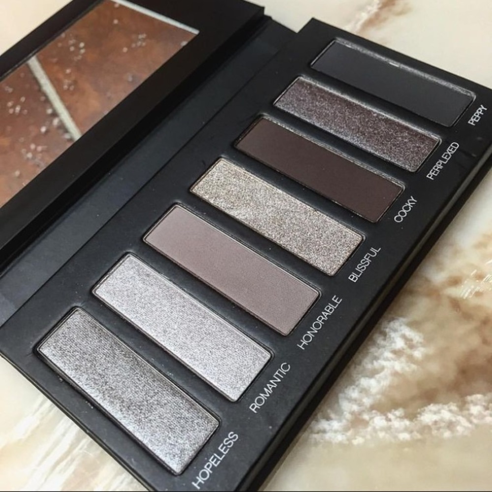 Younique eyeshadow palette 2