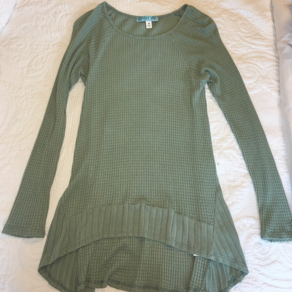 Long sleeve light green top.