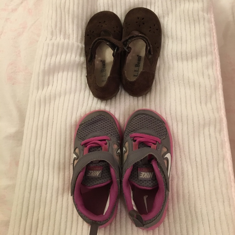 💖Pair of little girl shoes or $15 each.  Size 7.