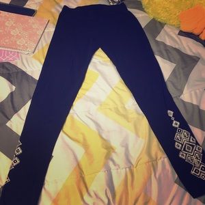 BOGO Free!🎈Black leggings w Aztec design on leg