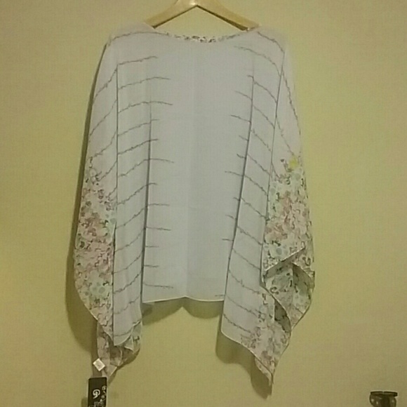 Beautiful flowy top - Picture 2 of 2