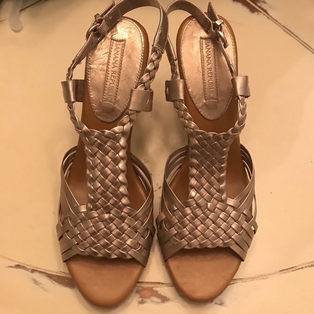 Banana Republic gold excellent cond leather heels