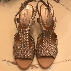 Banana Republic gold excellent cond leather heels