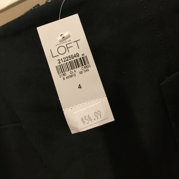 Loft skirt with pockets in front, size 4! - Picture 2 of 2