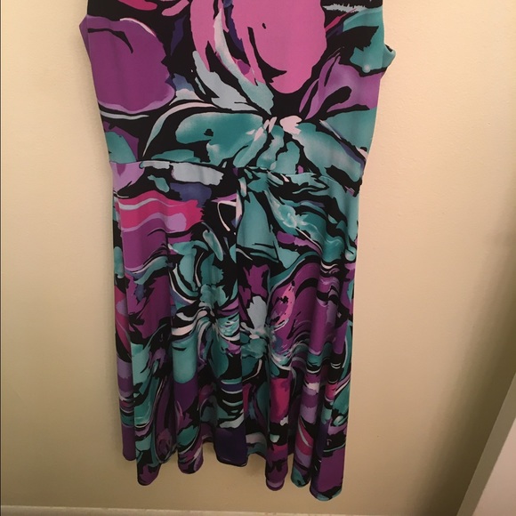 Colorful and flowy dress - Picture 2 of 4