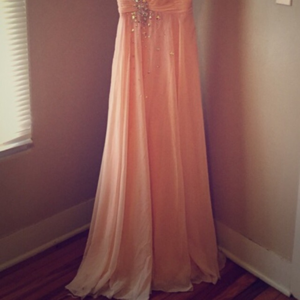 Peach show stopping dress. - Picture 2 of 2