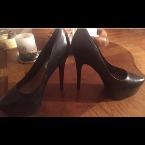 Black Leather pumps