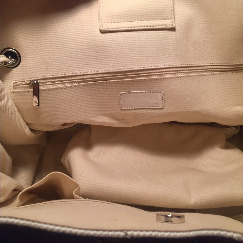 *flash sale* Rare Chanel purse perfect condition - Picture 2 of 4