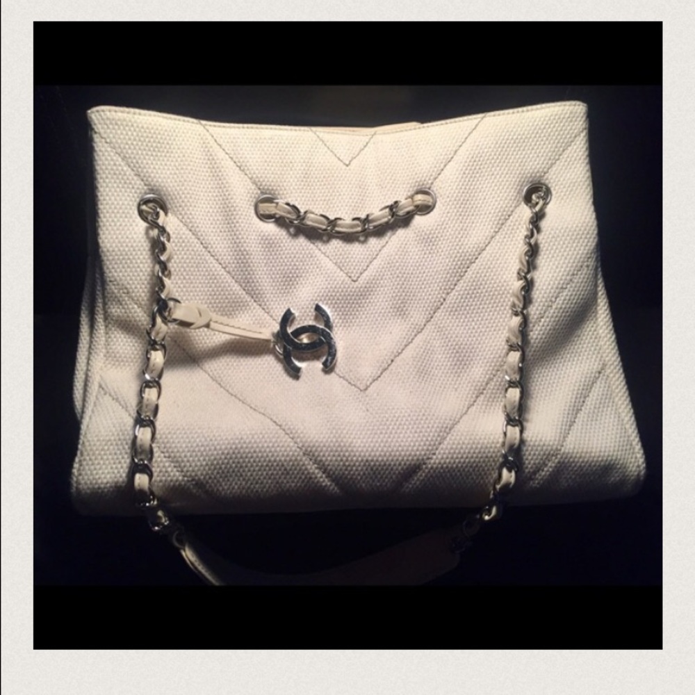 *flash sale* Rare Chanel purse perfect condition - Picture 4 of 4