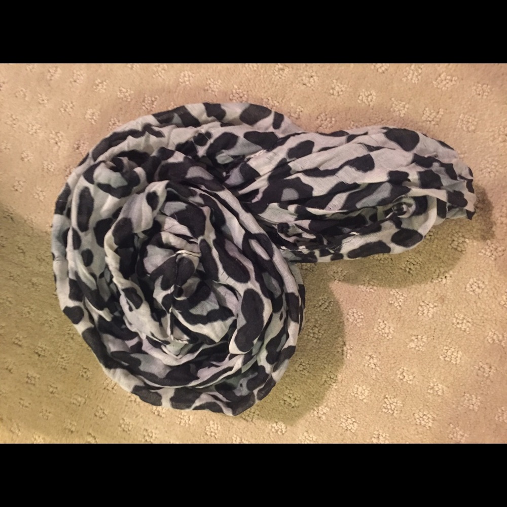 Animal print light scarf