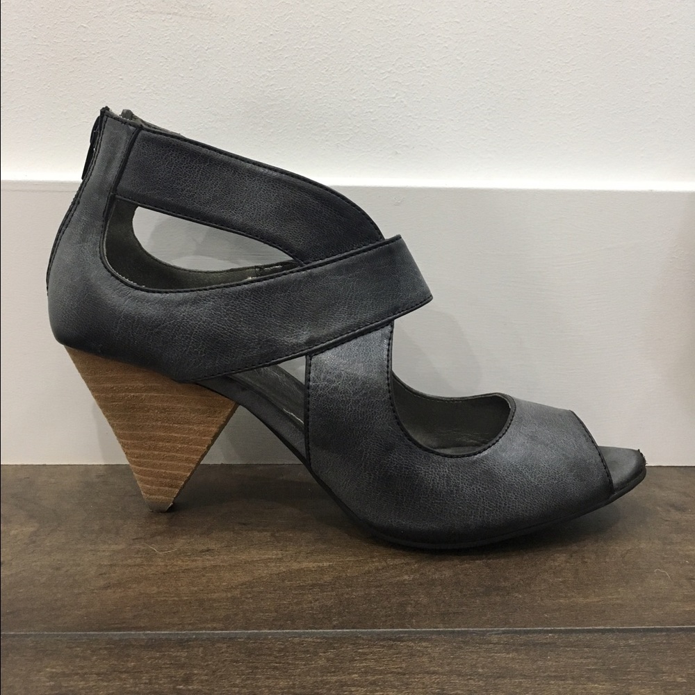 JMR  Gomax  Leather Gray Heels size 8.5