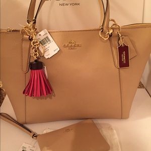 🆕PRICE FIRM Coach Ava Tote & Wristlet