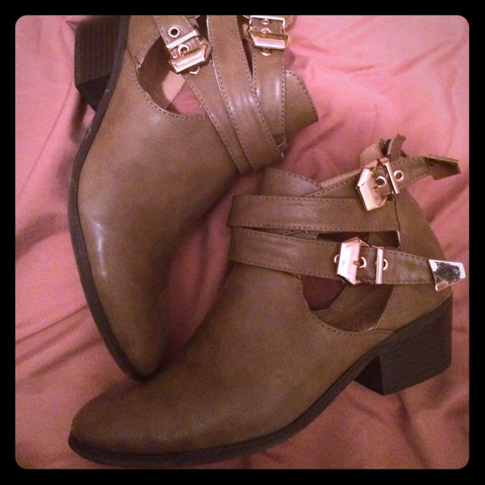 Low heel Buckle booties