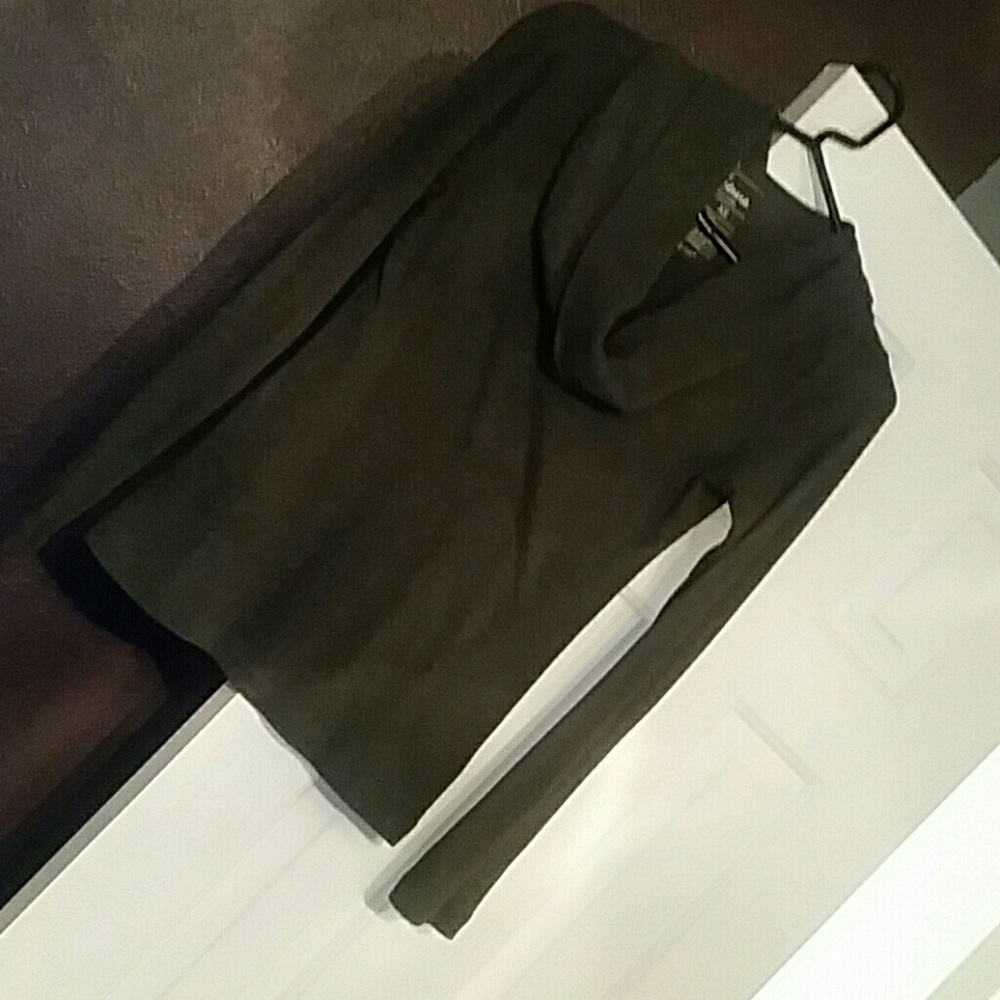 Gap dark gray long sleeved thermal material shirt