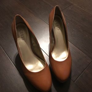 Tan Guess pump size 10