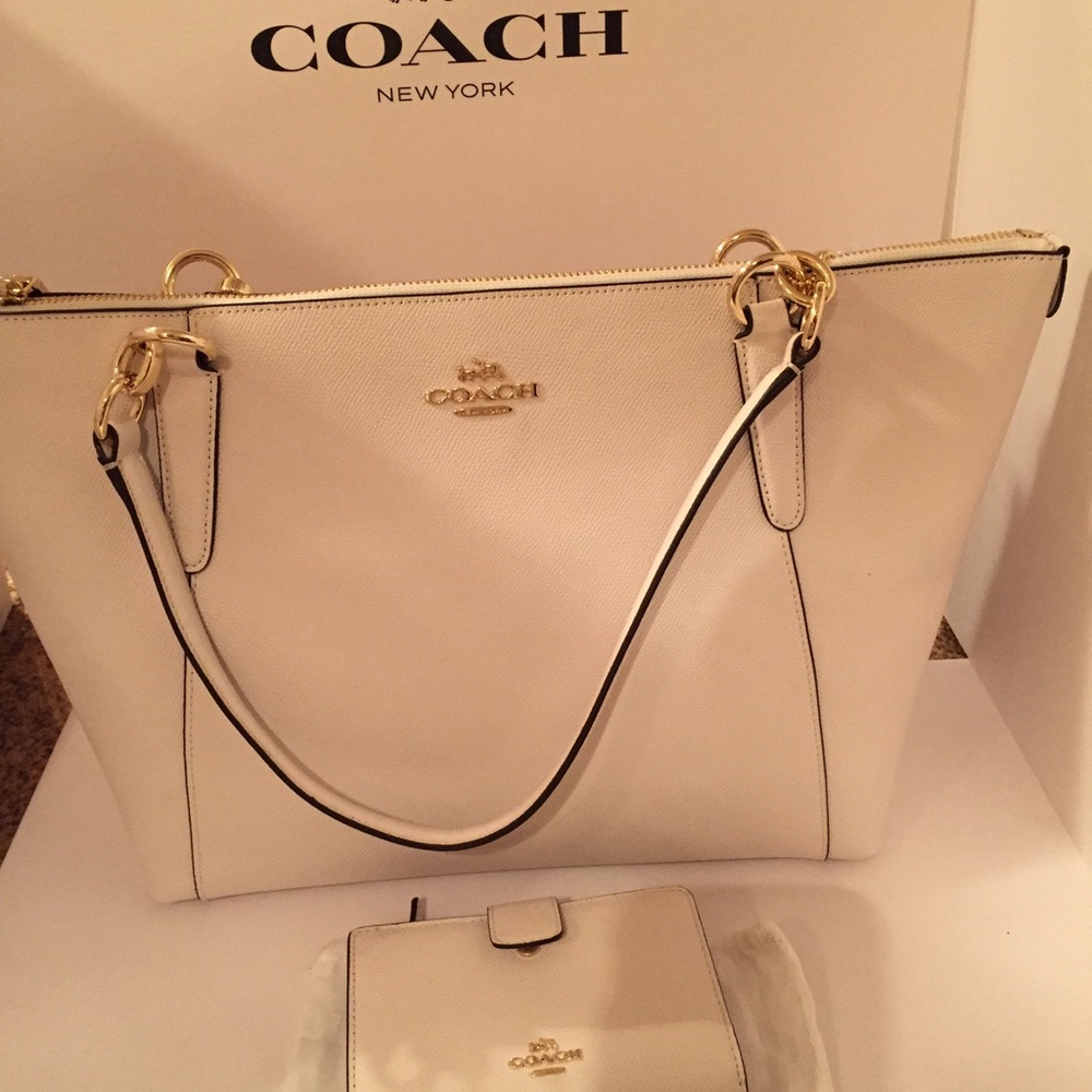 🆕PRICE  FIRM Coach Ava and matching wallet