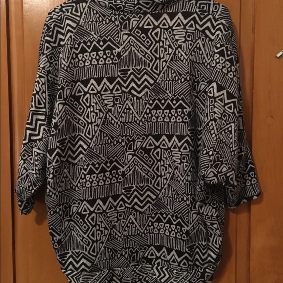Small Charlotte Russe Aztec black & gray cardigan - Picture 4 of 5