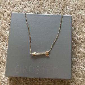 Dainty gold arrow necklace
