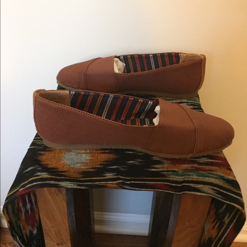 Minnetonka rust brown flats