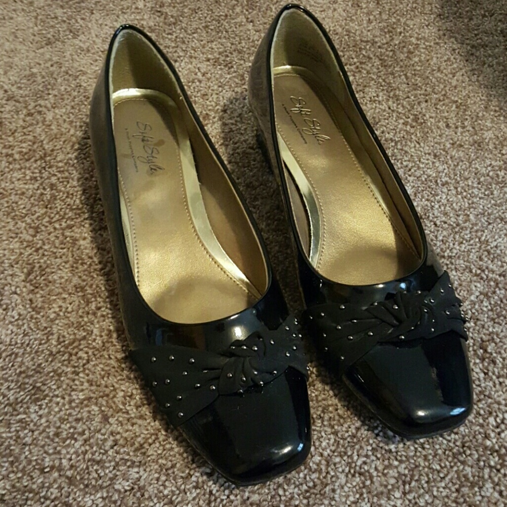 Black patented leather heels w/twist by Softstyle
