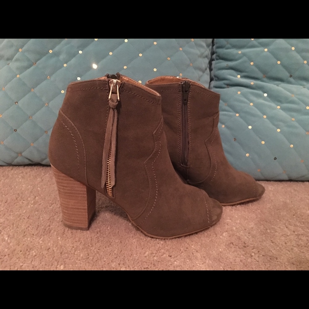 Brown peep-toe booties💕