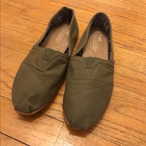 Olive TOMS classics