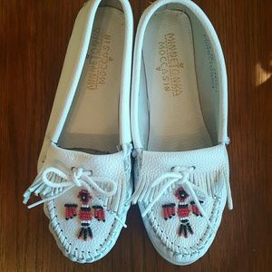 Minnetonka white leather moccasins, size 10