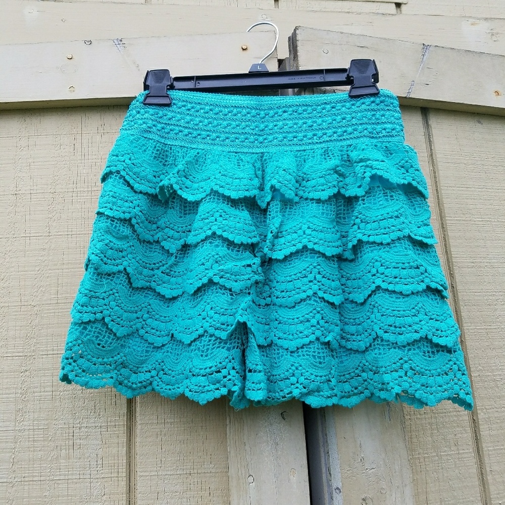 L/XL Crochet lace layered shorts - Picture 2 of 2