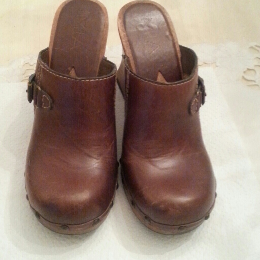 Cute clogs only wore 3 or 4 times leather uppers
