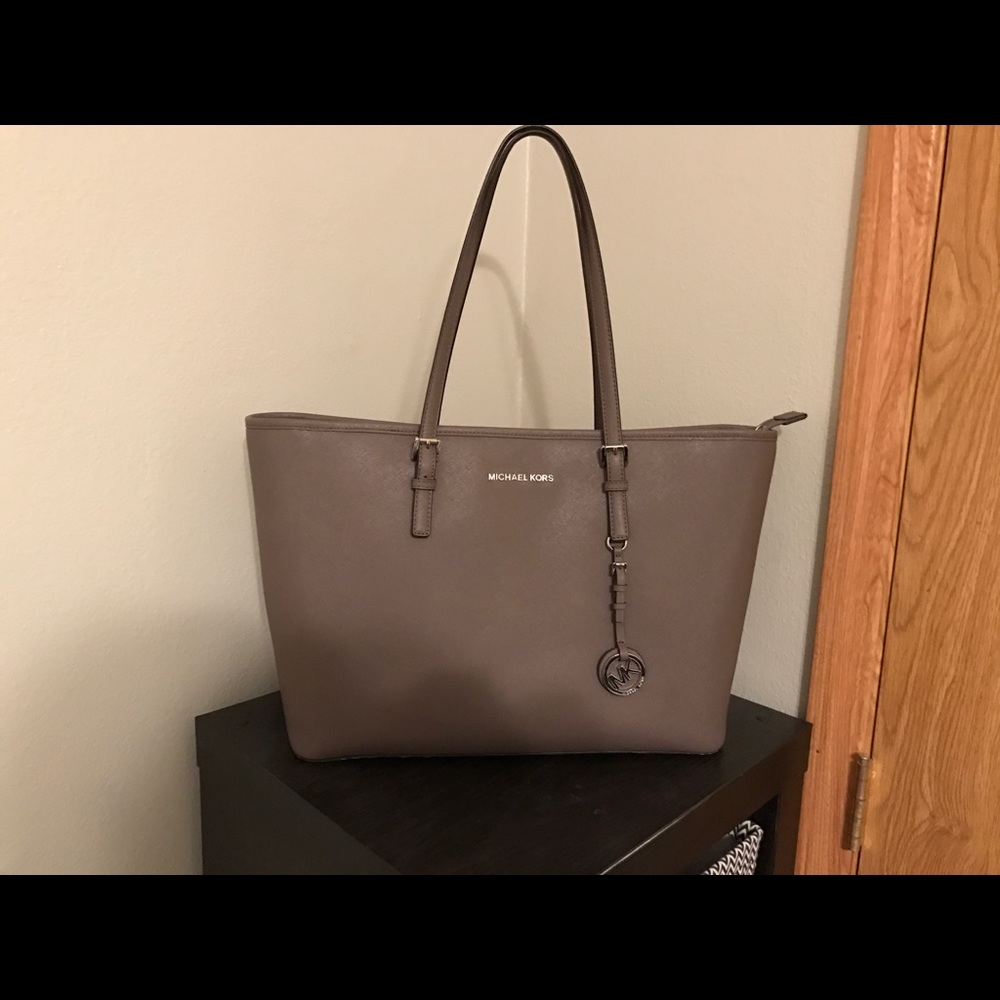 Michael kors jet set tote