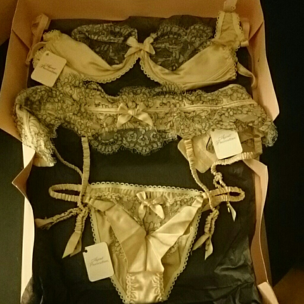 SOLD NWT Agent Provocateur Demi Bra Garter Minah