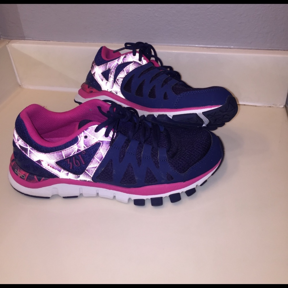 Athletic shoes