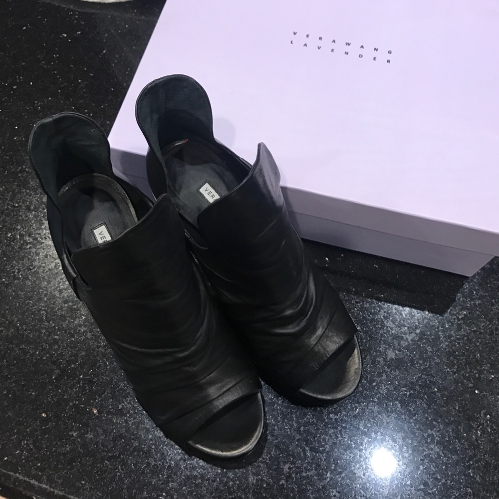 Super sexy sandal by Vera Wang lavender