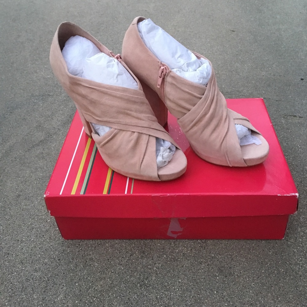 Nude/pink suede heels